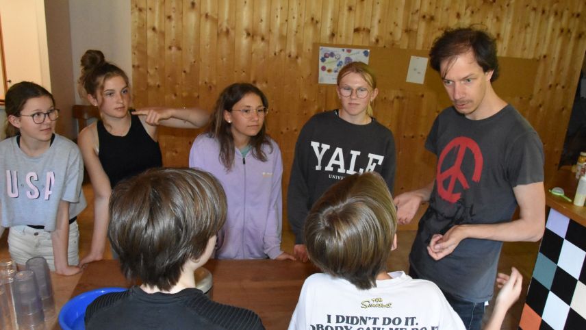 Vinzenz Stipper, Projektleiter der «Creative Drinks Challenge» hat einen guten Draht zu den Jugendlichen. Foto: Bettina Gugger
