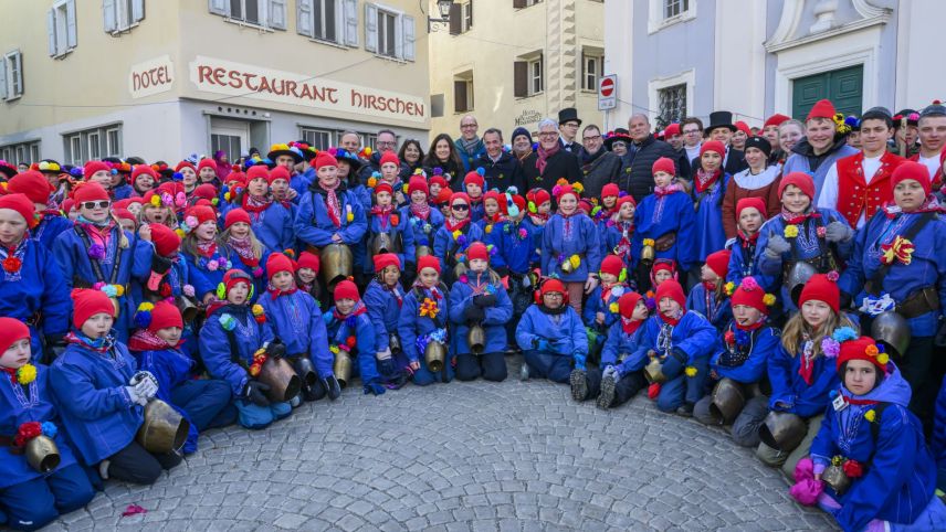 Auf Einladung der Regierung wird Maja Riniker von Bündner Ständeräten, Nationalräten und Nationalrätinnen sowie von Oberengadiner Mitgliedern aus dem Grossen Rat begleitet. 