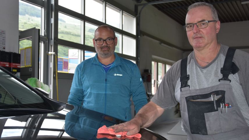 Not Neuhäusler (a schnestra) e seis lavuraint Franz Josef Frank preparan üna carossaria d’ün auto (fotografia: Nicolo Bass).