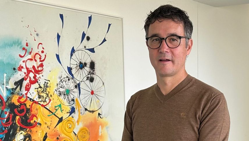 El lavura a Turich ed a Genevra, ma as sainta scu s-chet Grischun e Zuozingher – Sandro Giuliani chi s’ingascha traunter oter eir illa Roger Federer Foundation (fotografia: Claudia Cadruvi).