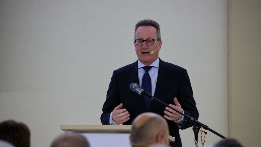 Martin Schmid, il president dal cussagl administrativ, ha dat il bainvgnü a var 80 persunas a la 70avla radunanza generala da la Ouvras Electricas d’Engiadina SA (fotografia: Michael Steiner).