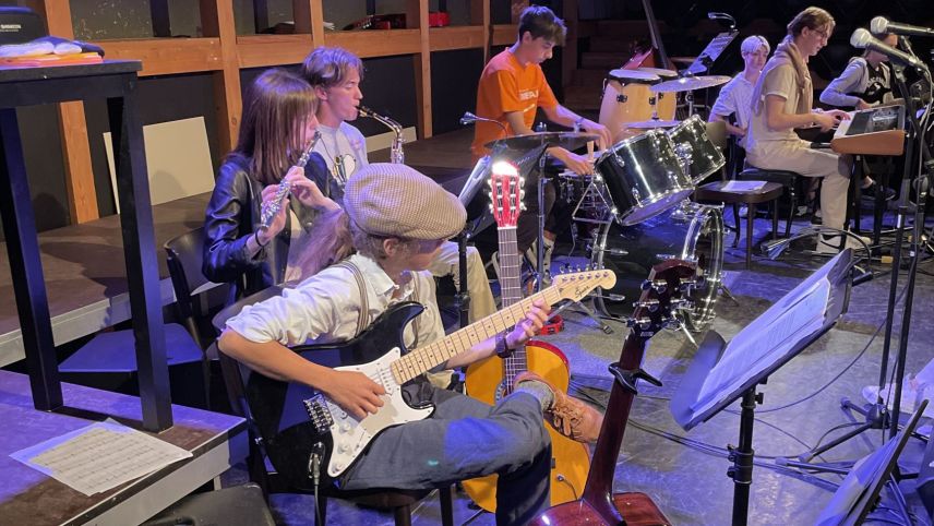 Die Schulband begleitet die Geschichte auf der Bühne. Foto: Fadrina Hofmann