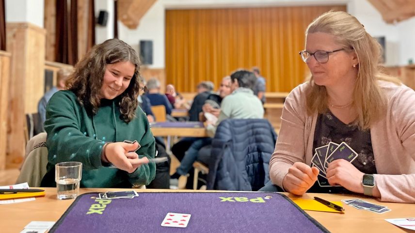 32 persunas da tschinch fracziuns da Scuol han tut part a la qualificaziun pel «Donnschtig-Jass» ed han passantà üna flotta saira (fotografia: Fadrina Hofmann). 