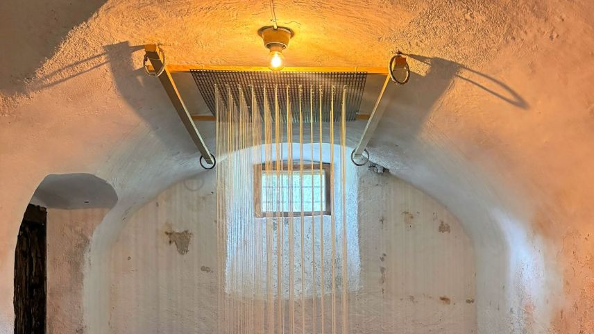 L’ouvra d’art «Croce Bianca» da Manuela Dorsa, exposta i’l murütsch da la Chesa Planta Samedan. Il gener da quell’ovra es «arte povera». fotografia: Martin Camichel