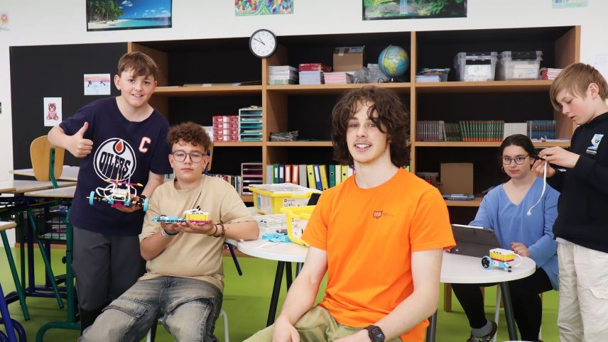 Tanter oter han las scolaras e’ls scolars pudü fabrichar ün roboter da Lego e til programmar tenor lur agens giavüschs. fotografias: Martin Camichel