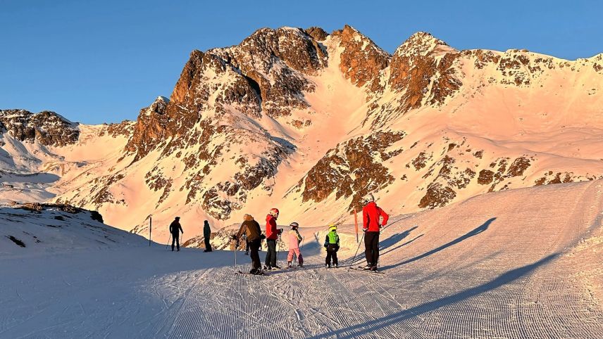 Das ideale Wetter über die Festtage gab Anlass, möglichst viel Zeit im Freien zu verbringen. Sei es mit einem Paragliding-Flug von Muottas Muragl oder auf der Skipiste.  Fotos: Reto Stifel