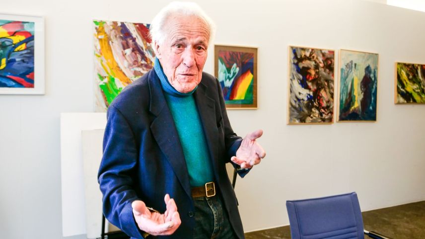 Franz Rödiger in seiner vor 50 Jahren gegründeten Galerie Curtins in St. Moritz. Fotos: Jon Duschletta