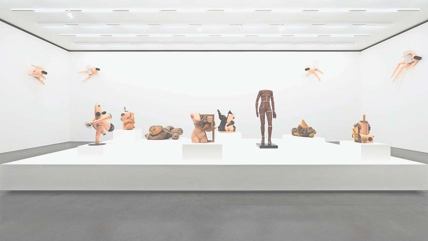 Ein Raum widmet sich Anu Põders frühen Werken, Puppen, Schaufensterpuppen und Torsi, welche durch ihre Ambivalenz und Zeitlosigkeit den wichtigsten Teil in Põders Vorstellungswelten bilden. 	Foto: Federico Sette
