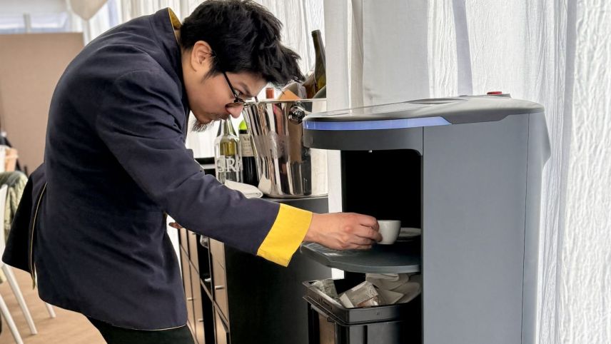 Der Servicefachmann befüllt Pudo, der dann das dreckige Geschirr abführt. Foto: Fadrina Hofmann