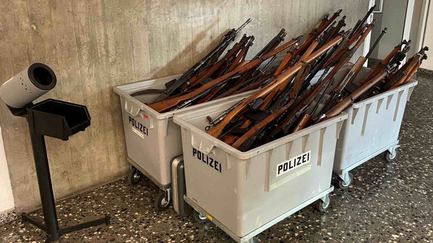 In vier grossen Kisten lagern die abgegebenen Waffen in Chur zum Abtransport bereit (Foto: Kantonspolizei Graubünden).