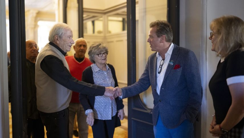 Jeder Senior und jede Seniorin wird persönlich vom Gemeindepräsidenten begrüsst.  Foto: Mayk Wendt