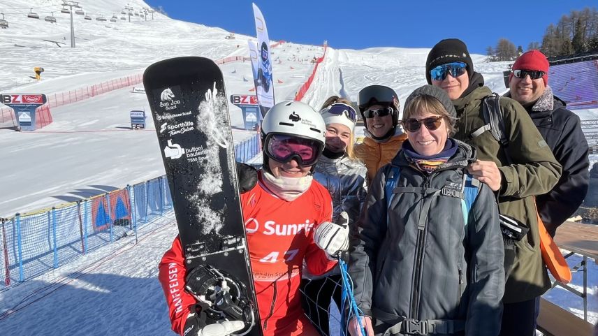 Üna part da la famiglia ha bivgnantà a Ricarda Hauser al böt davo sia cuorsa (fotografia: Annetta Janka-Zini).