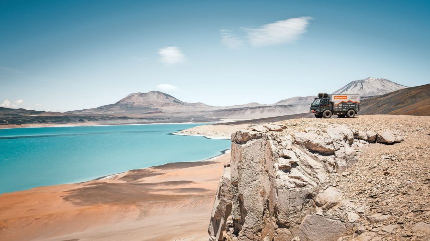 Der «Terren» im chilenischen Altiplano mit den beiden Vulkanen San Francisco (links) und Incahuasi. Der See heisst Laguna Verde. Fotos: Sidario Balzarini