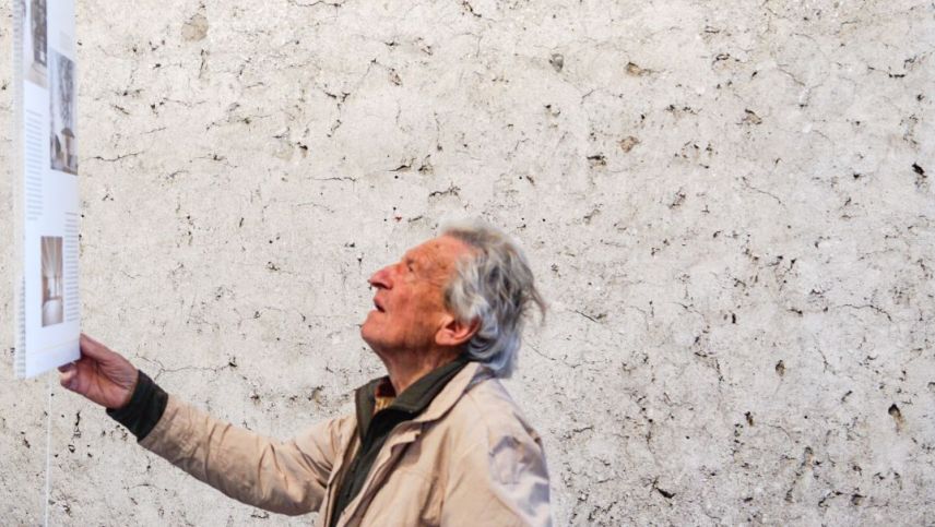 Künstler Gian Pedretti im Jahr 2016 als Besucher einer Ausstellung in der Stalla Madulain. Archivfoto: Jon Duschletta