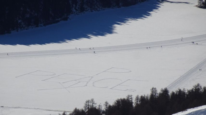 Die diesjährige Schneefigur in Form eines aktualitätsbezogenen englisch-, französisch- und lateinsprachigen Kreuzworträtsels. Foto: Marianne Steiger