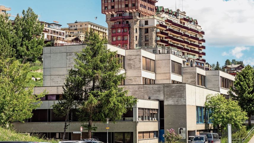 Wo soll das künftige Bildungszentrum stehen? Wie bisher auf dem Areal Grevas oder auf der Polowiese? Dieser Entscheid wird nächstes Jahr gefällt. 				Foto: Daniel Zaugg