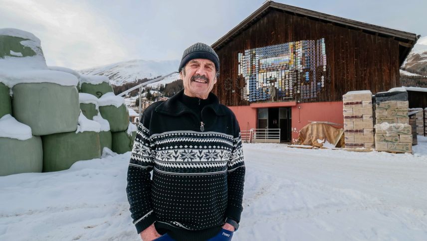 Duri Casty a Zuoz davaunt sia stalla da bês-cha, decoreda cun tuot las plackettas da sias partecipaziuns al Concours Hippique da Zuoz. fotografia: Jon Duschletta