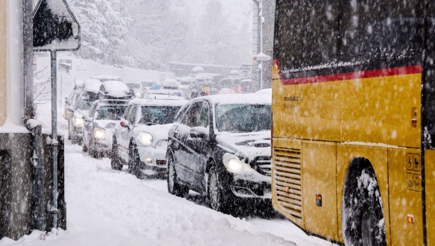 Das kantonale Verkehrskonzept für die Dauer der Olympischen Winterspiele steht. Die grossen Unbekannten bleiben indes die Zuschauerzahlen und das Wetter, schwierige Strassenverhältnisse inklusive. Foto (Archiv): Jon Duschletta