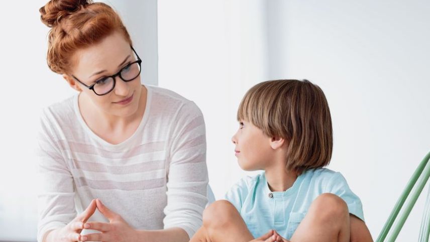 Sind Eltern mit Kindern im Dialog, können komplexe, konfliktbeladene Themen jederzeit und situativ besprochen werden. 	Foto: shutterstock.com/Photographee.eu