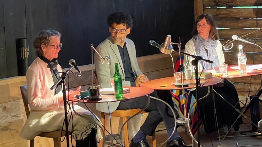 Rut Plouda, Usama Al Shahmani und Leta Semadeni (von links) im literarischen Gespräch. Foto: Ruth Grünenfelder