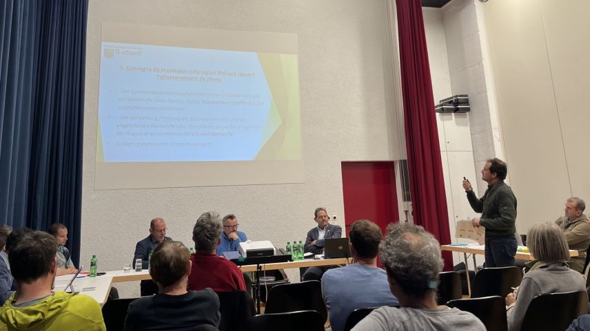 Ils da S-chanf haun a la radunanza cumünela accepto tuot las propostas da la suprastanza cumünela (fotografia: Martin Camichel/fmr).