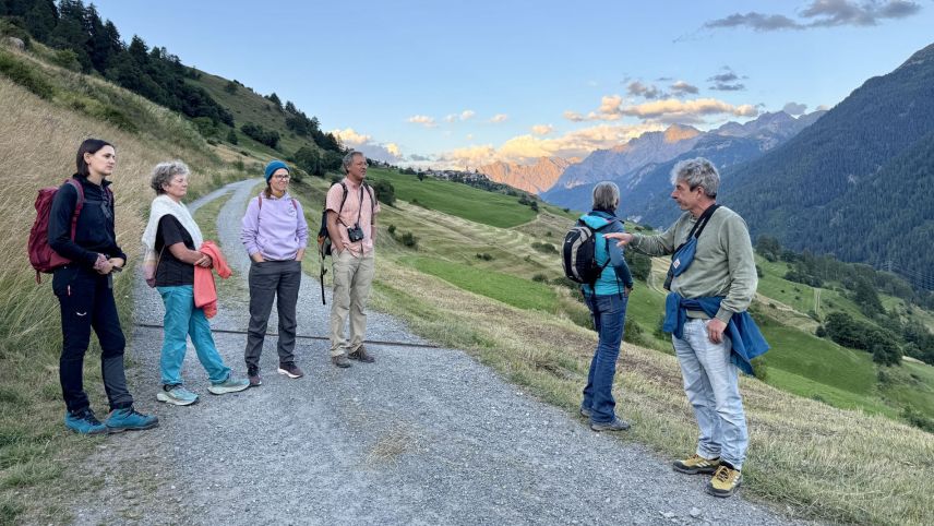 Jürg Wirth erzählt mehr über Flora und Fauna.  Foto: Fadrina Hofmann