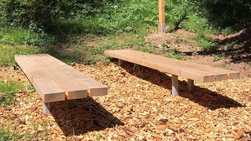 Ils ogets sül traget dal Zurich Vitaparcours a Plan da Porchs a Sent sun gnüts refats cun lain indigen.  fotografia: Antonin Hugentobler 