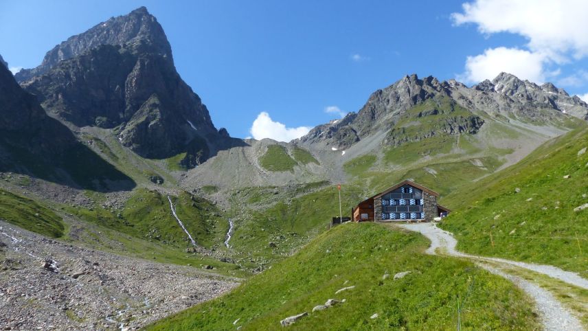 La sumbriva da la bouda chi  imnatscha. A schnestra dal Piz Buin Grond as zoppa davovart il Piz Buin Pitschen, dal qual  pudess gnir aval – in direcziun da la sumbriva – üna bouda vers la Chamonna Tuoi (fotografia: Whgler/CC-BY-SA 4.0).