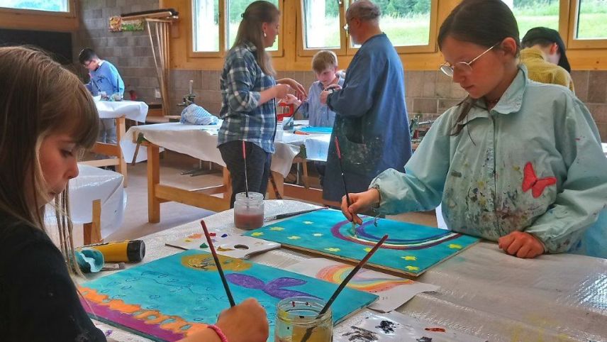 Im Malworkshop mit Luis Coray (Bildmitte) konnten die Silser Schüler und Schülerinnen ihrer Fantasie und ihrem Mitgefühl freien Lauf lassen.
Foto: z. Vfg