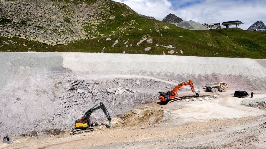 Die letzten Bauarbeiten am Lej Nair Pitschen. Im Hintergrund die renaturierte Uferböschung.