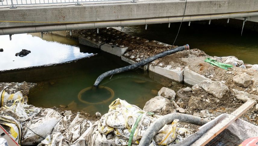 Durch den frühen Baubeginn im Januar konnte man vom tiefen Wasserstand profitieren und von dem gefrorenen Untergrund. Foto: Jon Duschletta