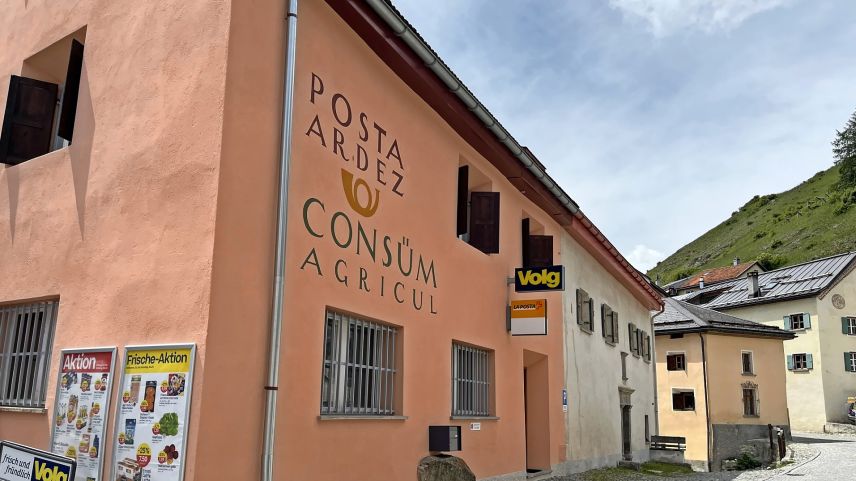 Wie hier in Ardez setzt die Post im ganzen Engadin auf sogenannte «Filialen mit Partner» Foto: Andrea Gutgsell