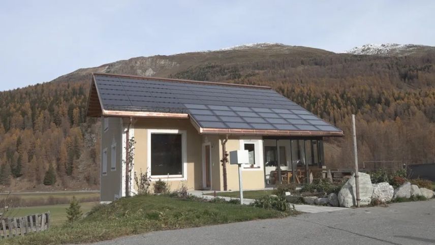 La chasa d’Aldo Puorger a Fuldera Daint – sül tet panels solars cun differentas funcziuns (fotografia: Dario Müller).