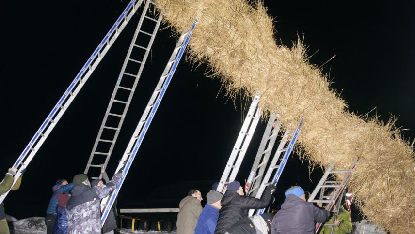 Das Aufrichten erfordert viel Geschick.  Foto: Maurice Haas