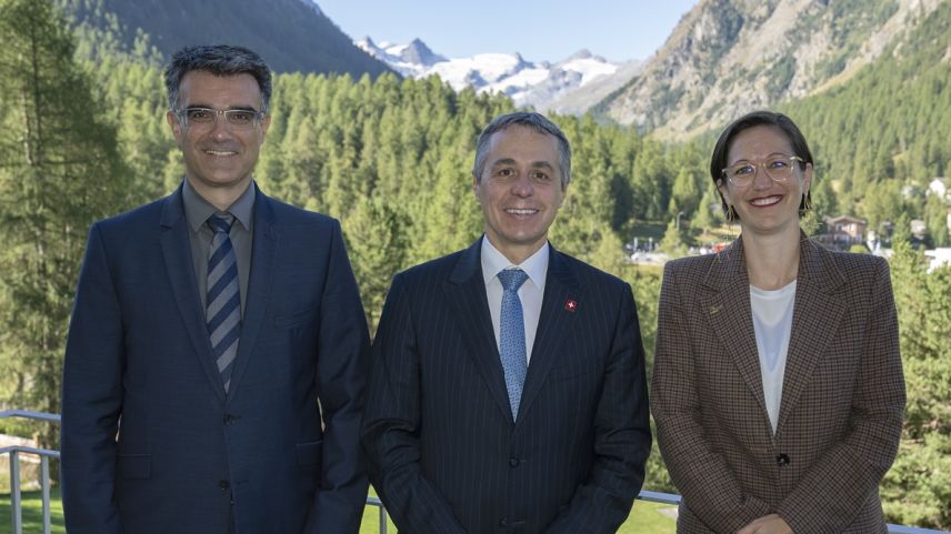Bündner Regierungspräsident Marcus Caduff, Bundespräsident Ignazio Cassis und die Pontresiner Gemeindepräsidentin Nora Saratz. Foto: Staka