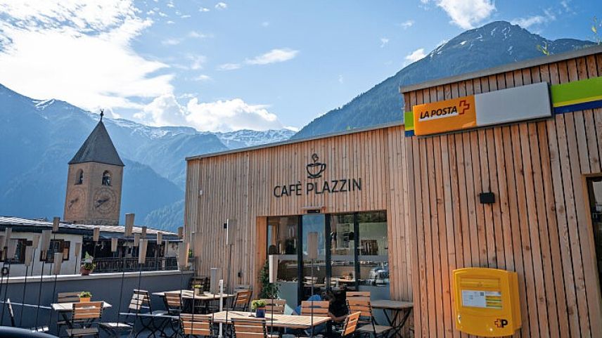 Die Butia Ramosch ist der einzige Treffpunkt im Dorf.