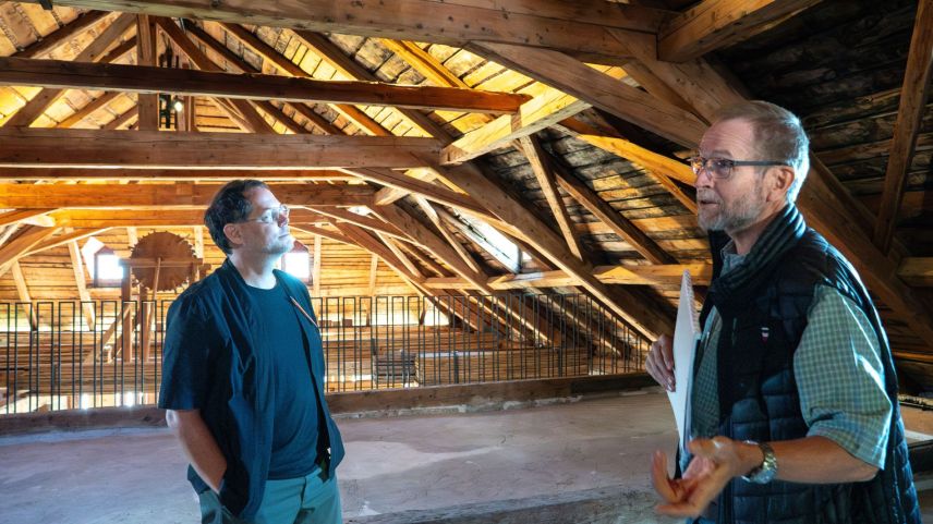 Remo Derungs (links) und Jon Andrea Könz im imposanten Dachstuhl, einem sogenannt liegenden Dachstuhl, der Chesa Gregori in Zuoz. Fotos: Jon Duschletta