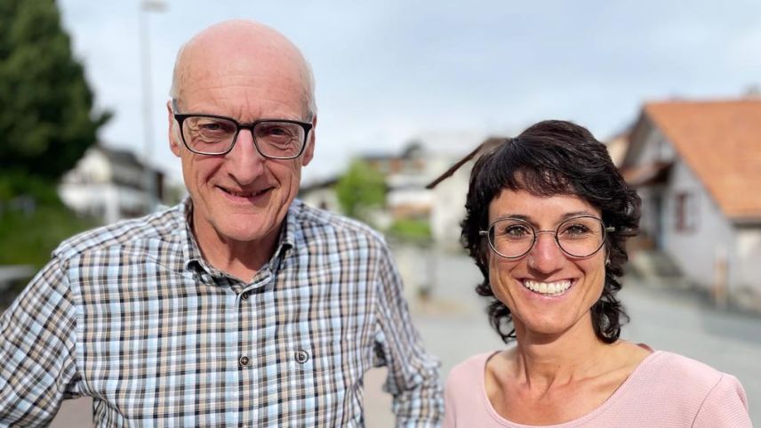 La presidenta da la società da teater Ftan Aita Bazzell e l’autur dal toc Mario Pult s’allegran per la biennala da teater a Locarno (fotografia: RTR).