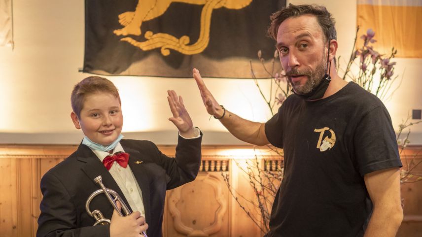 Lorenzo Polin und Simon Gabriel haben je einen Kulturpreis der Region Maloja bekommen. Die beiden hatten schon mal auf der Bühne miteinander zu tun und könnten sich weitere gemeinsame Kulturprojekte durchaus vorstellen.
Foto: Daniel Zaugg