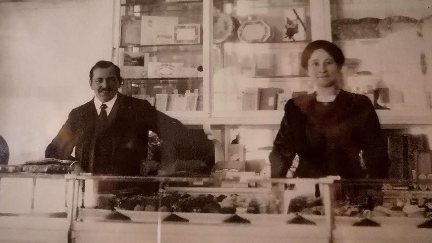 Waltraud Erne, hier in der Konditorei Schulze in Sils, fiel als fleissige Verkäuferin auf. Auf ihre Initiative hin übernahm das Ehepaar Klarer die Konditorei in Zuoz. Foto: Denise Muchenberger