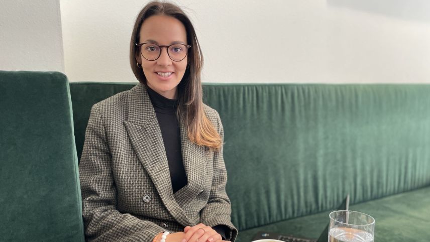 Sereina Jost fühlt sich in ihrer neuen Funktion als CMO im Engadin angekommen. Foto: Fadrina Hofmann