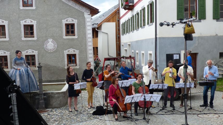 D’immez cumün sper la Chasa Muttler es gnüda filmada üna scena dal film «Tschlin retour» (fotografia: Flurin Andry).