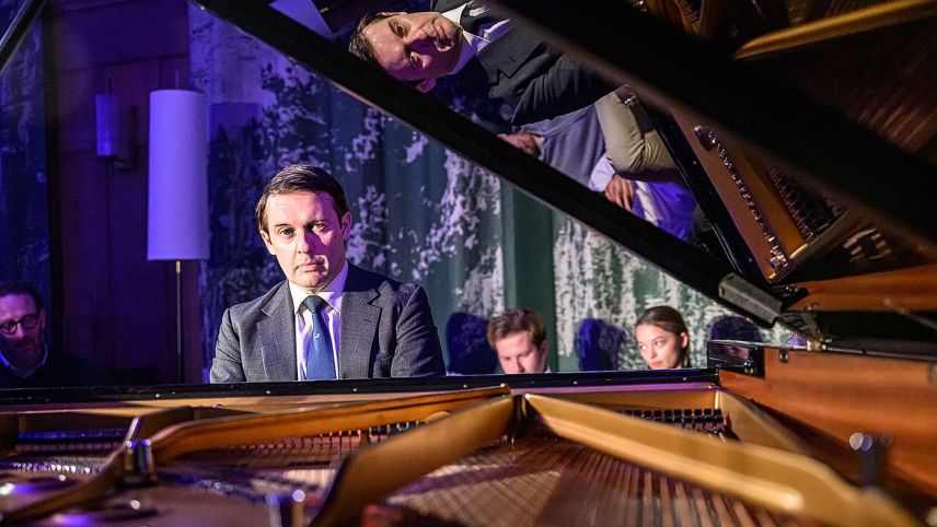 Der britische Pianist Simon Mulligan konzertierte in der altehrwürdigen Lobby des Hotels Walther in Pont­resina. Er präsentierte dabei eine Art  «amerikanischen Abend» mit seinen liebsten Jazz-Songs – und mit mehr. Foto: fotoswiss.com/Giancarlo Cattaneo