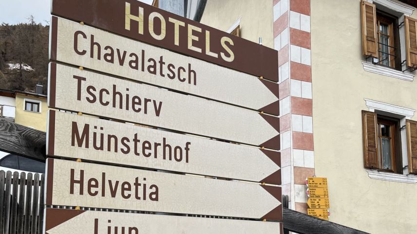 Ingio via culs hotels a Müstair? L’Hotel Chavalatsch ed il Hotel Liun sun vnals, il Tschierv es vendü ed il Münsterhof transmüdà in abitaziuns, intant cha l’Hotel Helvetia investischa inavant (fotografia: David Truttmann).