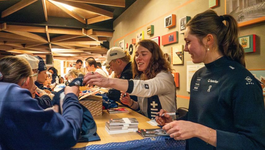 Autogrammstunde mit Marina (rechts) und Nadja Kälin und Co. Foto: Jon Duschletta