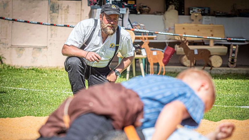 Unter den wachsamen Augen von Kampfrichter Jon Fadri Carpanetti schwingen zwei Buben in Zuoz. Foto: Daniel Zaugg