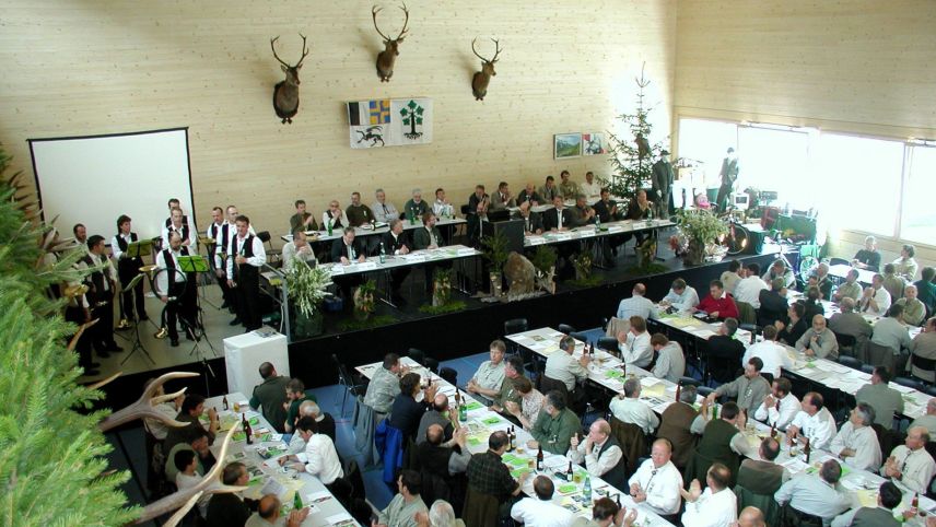 Davo duos ons da pandemia e sainza radunanzas chantunalas pon las delegadas ed ils delegats da las secziuns da chatschaders darcheu s’inscuntrar quist on. La radunanza ha lö a Ftan (fotografia: Hans Huonder).