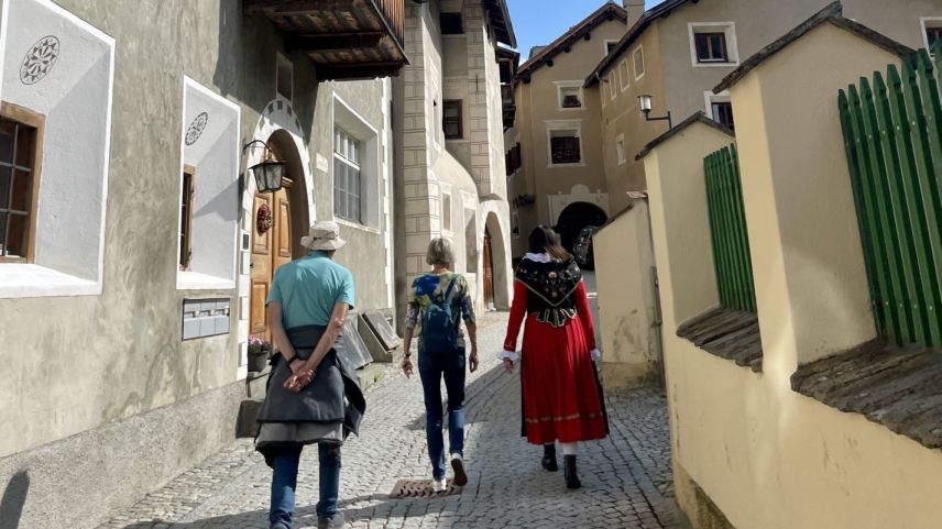 Die Dorfführung beginnt in den Gassen von Zuoz.  Foto: Fadrina Hofmann