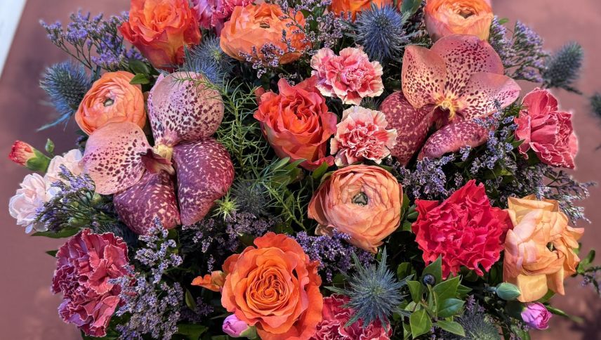 Floristinnen stellen Blumenkunstwerke her. Foto: Fadrina Hofmann