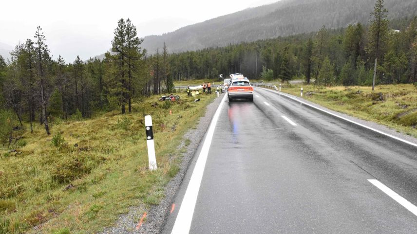 Bis die Ambulanz eintraf, versorgten Passanten den verunfallten Motorradfahrer.